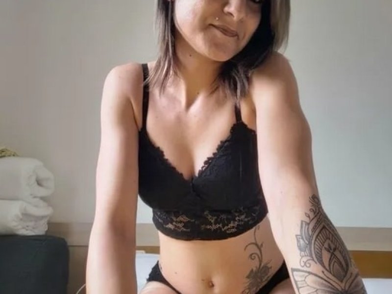 sexkontakte-in-munchen-sexy-alexa-aus-ungarn-25j-schlanke-zuckermaus-mit-viel-sex-und-leidenschaft-small-1