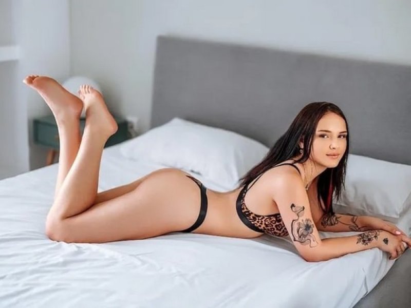 geile-18-jahrige-valeria-sex-berlin-sexsuchtige-anfangerin-small-2