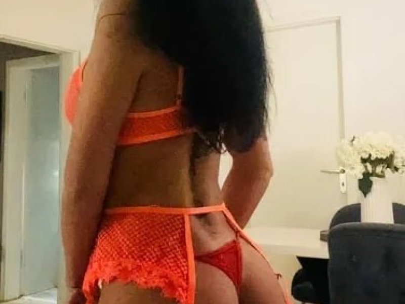 ganz-anfangerin-selena-28-jahre-sexy-dessous-small-2