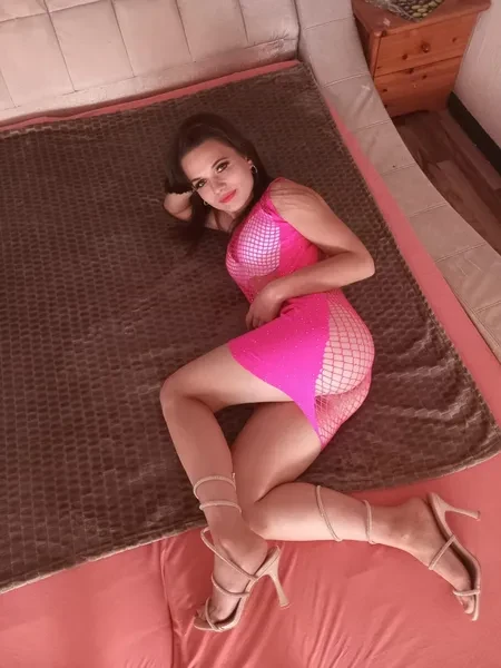schlankes-girl-19-jahre-mit-lecker-pussy-big-1