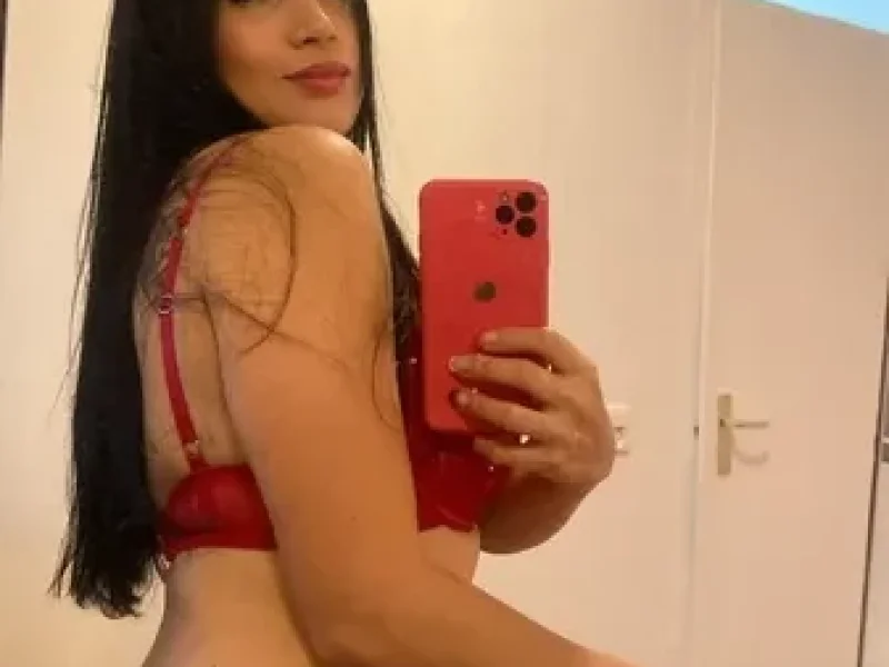 stefany-eine-spanische-sexbombe-liebt-geile-manner-ganz-privat-small-1