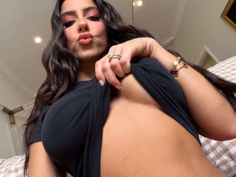sexy-attraktive-frau-die-ihre-vagina-und-ihren-po-einsetzt-um-ihre-kunden-zu-befriedigen-small-1