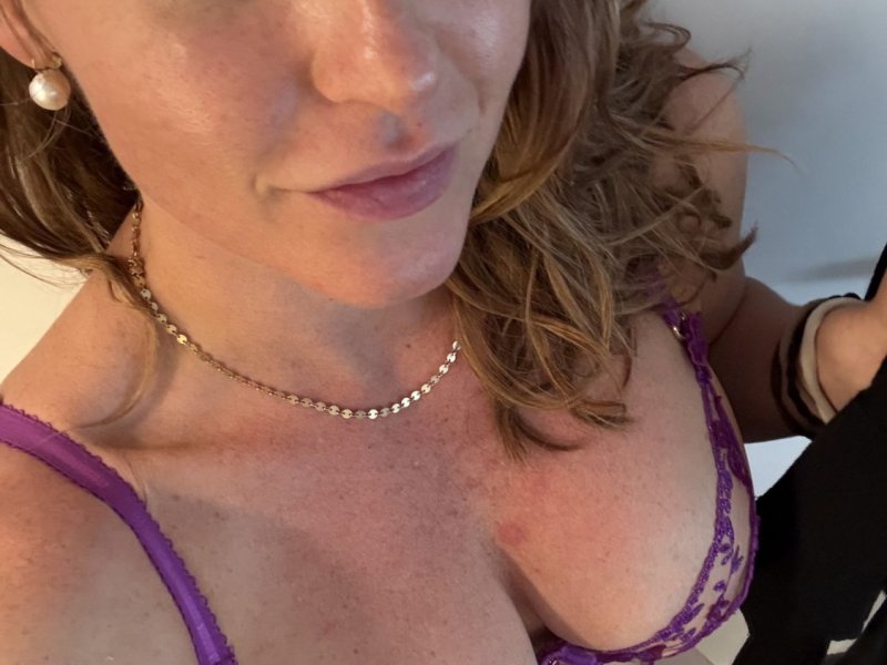 eine-hubsche-dame-fur-ein-schones-treffen-small-3